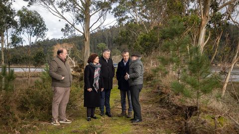 Visita de la entonces subdelegada del Gobierno en A Coru�a, Mar�a Rivas, y del exjefe de la Demarcaci�n de Costas en Galicia, Rafael Eimil, a las marismas de San Adri�n,�en febrero de 2023, con miembros del anterior gobierno local