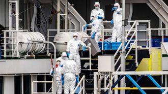 Operarios trabajando en la desinfecci�n del MV Hondius, donde se produjo el brote de hantavirus