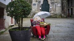 Ribadavia se llena de mecos. Una, con c�modo sill�n en la Praza de San Xo�n.