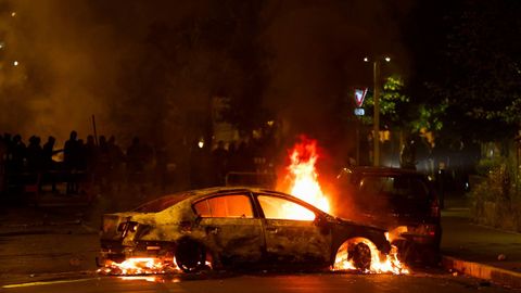 Coche calcinado durante las protestas en Francia