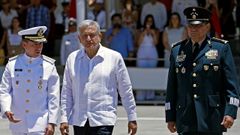 El presidente de M�xico, Andr�s Manuel L�pez Obrador, en la imagen en el centro, mientras participa en un acto protocolario, en el municipio de Alvarado, en el estado de Veracruz (M�xico)