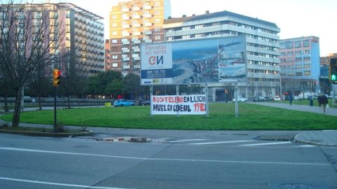 Pancarta reivindicativa en el Solar�n de Gij�n