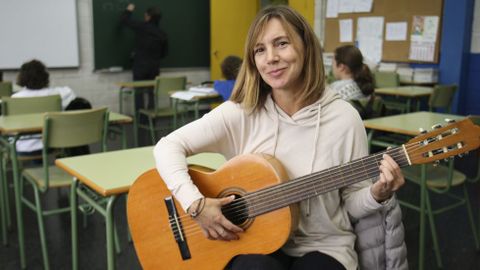 Aprendiendo guitarra a los 46, sin miedos ni vergüenzas. Teresa Barro siempre quiso aprender a tocar la guitarra, pero lo fue dejando por miedo a no hacerlo bien. Tras superar la barrera de los 40 se liberó de la vergüenza y ahora está cumpliendo por fin su sueño. «A mis 46 años me sigo sintiendo joven y creo que a los 80 seguirá siendo así. La juventud está en el espíritu», asegura.