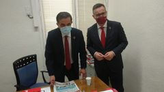 Serrano, del PSOE, y Conesa, de Cs, en la alcald�a, poco antes de empezar el debate de la moci�n