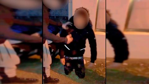 Captua del v&iacute;deo en el que aparece la agresi&oacute;n sufrida por el ni&ntilde;o de Nigr&aacute;n