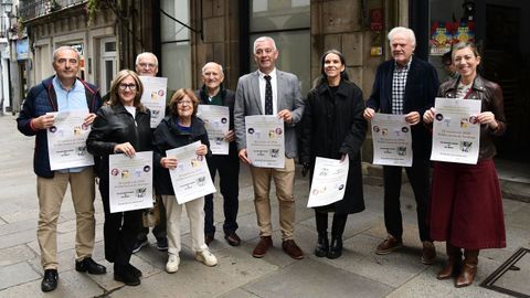Integrantes da Asociaci�n Cultural Casino de Santiago, xunto ao secretario xeral da Lingua e outros representantes sociais