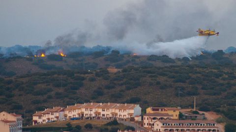 Efectivos de extincin de incendios tratan de evitar que el fuego afecte a una urbanizacin de la zona de Las Lagunas de Ruidera, Ciudad Real