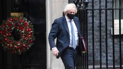 Boris Johnson sale de su residencia oficial en Downing Street camino del Parlamento brit�nico