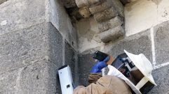 Un bombero se prepara para retirar un nido de velutina en la iglesia de San Salvador de Asma, en Chantada