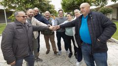 Jos&eacute; &Aacute;ngel Campos Pardo (en el centro) lidera la comisi&oacute;n de fiestas de A Laracha.