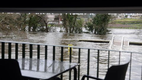El r�o Umia desbordado a su paso por Cabanelas
