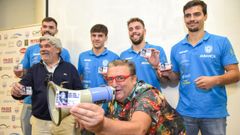Rafa Crdoba, junto a los fichajes del Cisne enseando el carn de socio