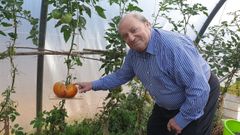 �ngel de la Tierra posa con su tomate de 2 kilos. 