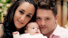 La peque�a Grecia, en el bautizo, con sus padres