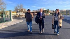 Jos� Luis Losada, Jos� Tom� y Gloria Prada, en la calle reci�n asfaltada