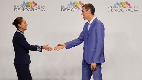 El presidente del Gobierno, Pedro S�nchez (d), saluda a la presidenta de M�xico, Claudia Sheinbaum (i), a su llegada a la IV Cumbre en Defensa de la Democracia celebrada este s�bado en Fira de Barcelona para unir fuerzas e intentar parar la ola global de extremismo y populismo.