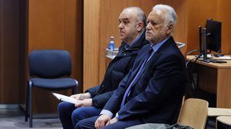El lotero Manuel Reija (izquierda) y su hermano, Miguel, exdelegado de Loter�as, durante la primera sesi�n del juicio de la primitiva millonaria de A Coru�a