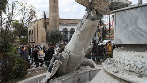 Una estatua de Hafez Al Assad, padre de Bachar Al Asad, derribada tras el anuncio de la cada del rgimen, en Qamishli 