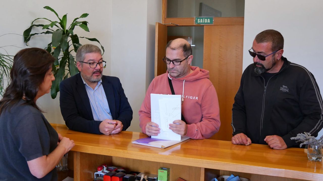 El BNG presenta 1.600 firmas para pedir que se restablezca el servicio de pediatría en Carnota