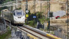 Un tren circulando por el tramo en v&iacute;a &uacute;nica entre Taboadela y Ourense, en una imagen de archivo