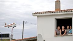 Vecinas de Regueira (en foto de archivo) expuestas a la actividad del aeropuerto de Alvedro
