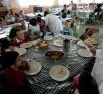 Los ni�os de Teo beben agua embotellada con asiduidad.