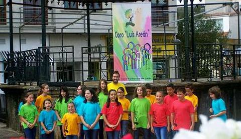 La actuaci�n del coro Luis Are�n ayer por la ma�ana fue de las primeras actividades del evento. 