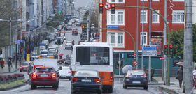 <span lang= es-es >ESTEIRO ACUS� LA SEGUNDA FILA</span>. Los recados r�pidos pasaron factura en este acceso a la ciudad, que acus� la jornada de compras por la ma�ana. 