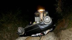 Un tren arrolla un coche que cay� a la v�a desde una altura de m�s de diez metros  en Cangas de Foz