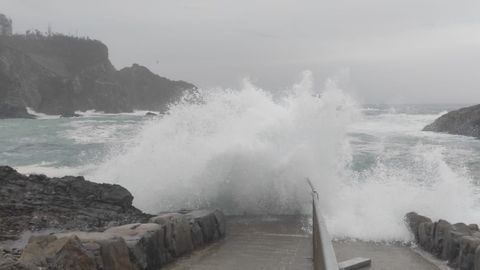 Temporal de fuerte oleaje en la playa de Pormenande, en el concejo de El Franco, en el occidente asturiano.