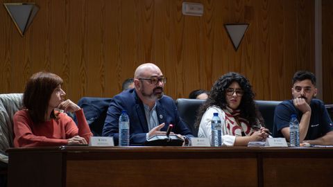 En el centro el portavoz nacionalista, Efr�n Castro, que defiende la necesidad de un contrato menos lesivo para la econom�a de los vecinos