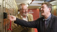 El director del Instituto Cervantes, Luis Garc�a Montero (a la derecha), junto a Fernando Rodr�guez Lafuente, director de �Revista de Occidente�, antes de que este depositase en la Caja de las Letras el legado de la publicaci�n.