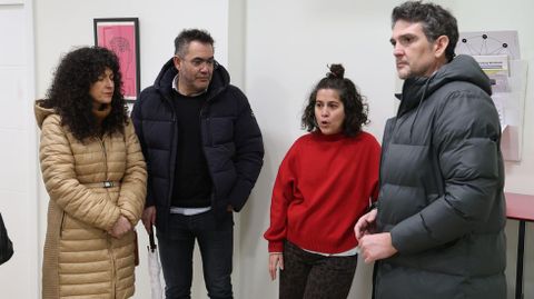 Javier Arias, a la derecha, visita uno de los negocios de Monforte que recibieron ayudas
