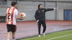 Secho da instrucciones a sus jugadores en el partido ante el C�ltiga