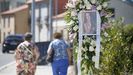 La familia de Diana Quer coloc� su foto con flores en el lugar en el que desapareci�, en A Pobra do Carami�al.