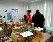 Cruz Roja reparti� en A Estrada 21 vales de alimentos no perecederos.
