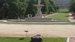 Lugares como el Palacio Real ya tienen robots para cuidado de sus jardines