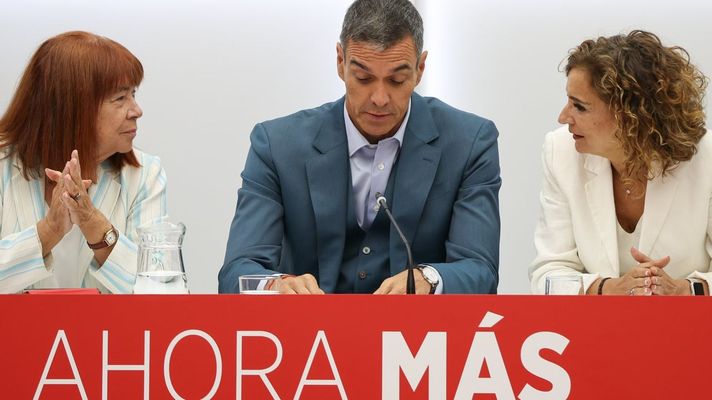 Pedro S�nchez, entre Cristina Narbona y Mar�a Jes�s Montero, en la reuni�n del PSOE el pasado lunes.