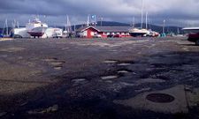 La explanada del puerto de Camari�as est� repleta de baches que la hacen intransitable. 