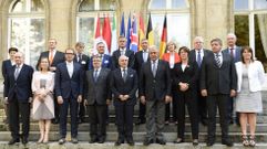 Distintos altos cargos de los gobiernos europeos, entre ellos el ministro del Interior, Jorge Fern�ndez, y la ministra de Fomento, Ana Pastor, posan despu�s de la reuni�n en Par�s