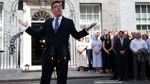 Burnham, frente al 10 de Downing Street, en su toma de posesi�n