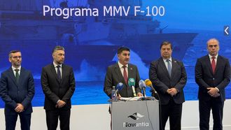 Pedro Blanco, en el centro, durante su comparecencia en Navantia Ferrol. 