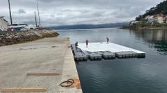 Montaje de la plataforma para el espect&aacute;culo pirot&eacute;cnico de las fiestas de Muros