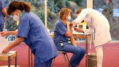Una sanitaria vacun�ndose en Alemania