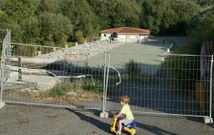 <span lang= es-es >El firme, �ltima fase</span>. Inici� el Concello por su cuenta la demolici�n del pavimento, pero la Xunta orden� parar esa intervenci�n, para poder cumplir de manera estricta las �rdenes judiciales. 