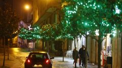 �rboles adornados en una calle en Viveiro, donde hubo el encendido de la iluminaci�n navide�a el s�bado por la tarde