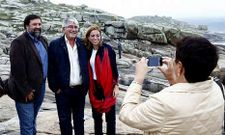 Marisol Soneira fotograf�a a Caama�o, Porto y Chac�n, en las piedras de la Barca de Mux�a.