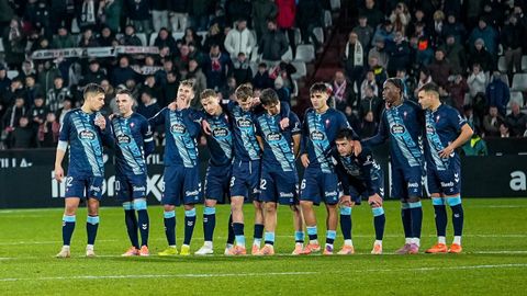 Los futbolistas del Cetla, durante la tanda de penaltis frente al Albacete.