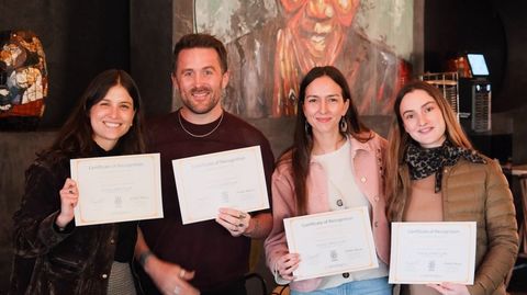 Mari&ntilde;a Cagide (con chaqueta rosa) junto a los otros tres compa&ntilde;eros con los que present&oacute; el proyecto para BoombaDotMobi. Ella estudi&oacute; el doble grado en Econom&iacute;a y Estudios Internacionales en la Carlos III, trabaj&oacute; en una consultor&iacute;a estrat&eacute;gica en Madrid y est&aacute; a punto de graduarse, volcada ahora en su TFM en la escuela de negocios IE Business School.