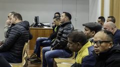 Juan Carlos Sant�rum, junto al resto de acusados, en el juicio del Karar el pasado 12 de enero.